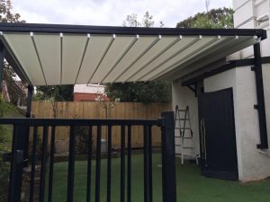 retractable roof for a pergola